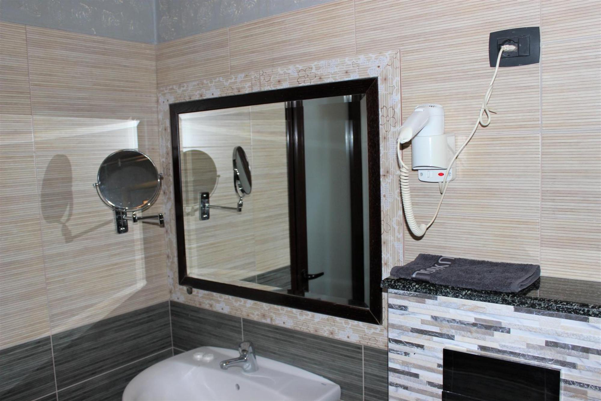 Luander Hotel Tiranë Phòng bức ảnh